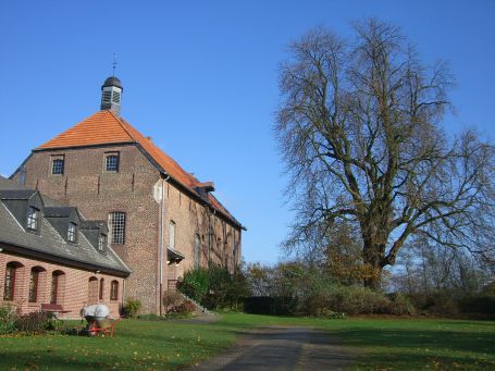 Kevelaer-Kervenheim : Burghof, die Überreste der Burg werden heute von der evangelischen Kirche genutzt. Davor das Gemeindehaus. Rechts im Bild die 200-jährige Kastanie.